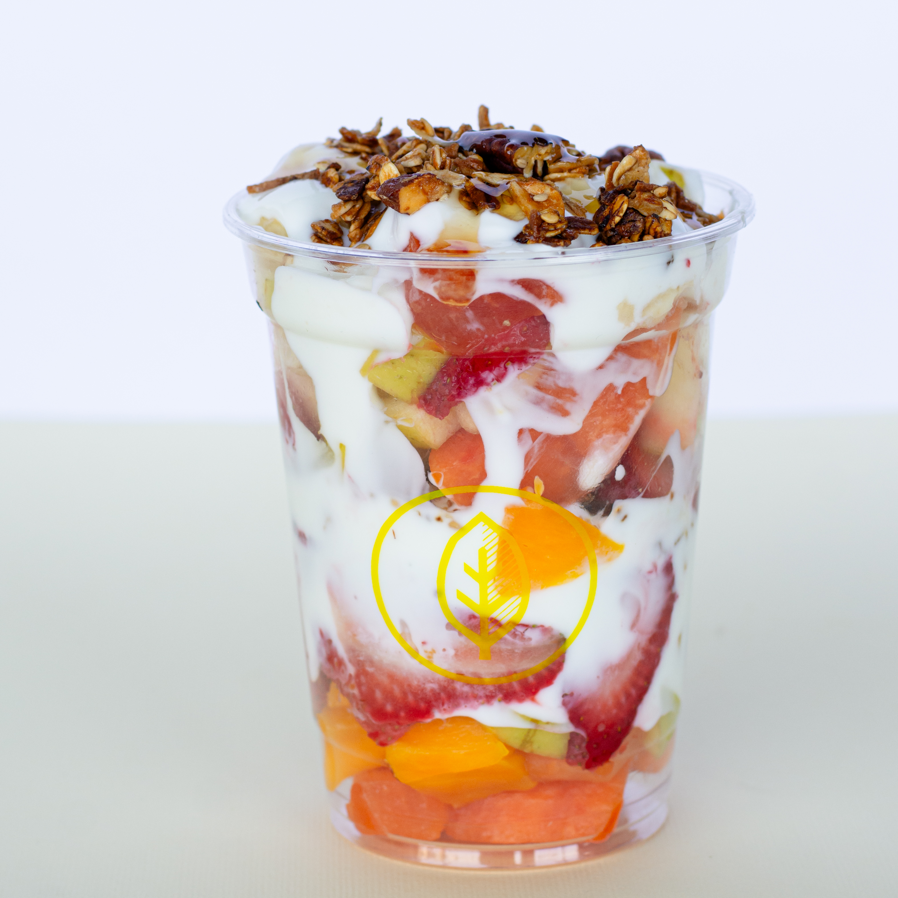 Vaso de fruta con yogurt y granola 16 oz